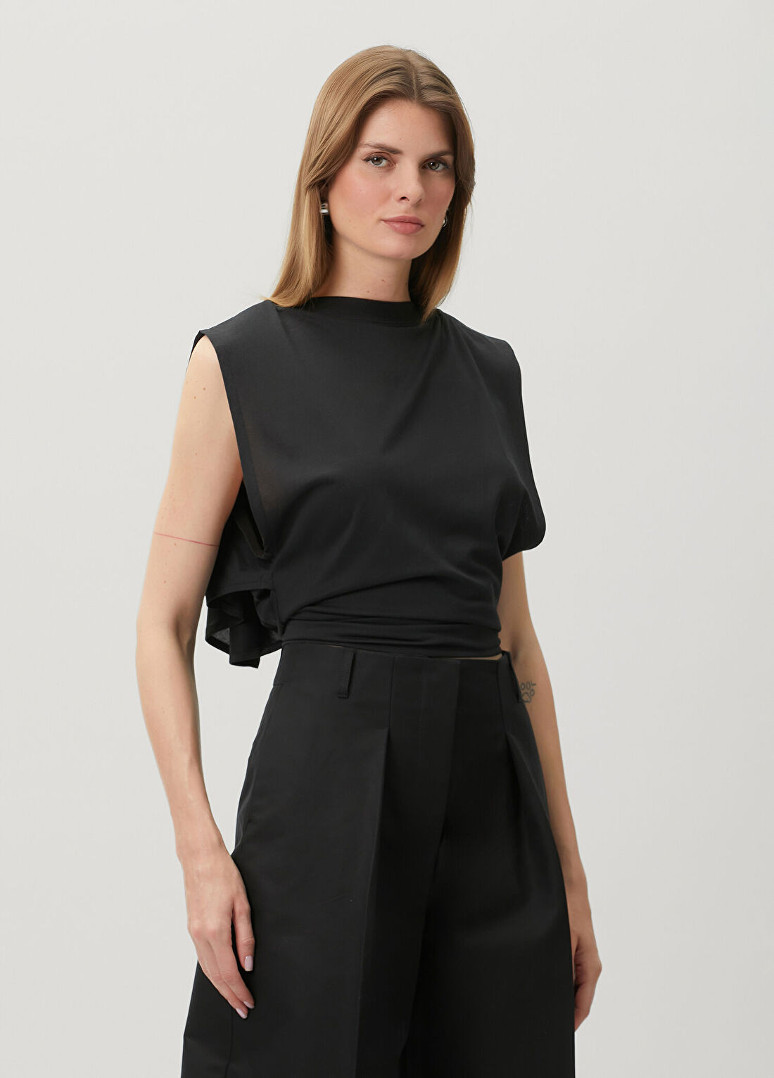 Jacquemus Le Marcel Siyah Crop Bluz görsel 3
