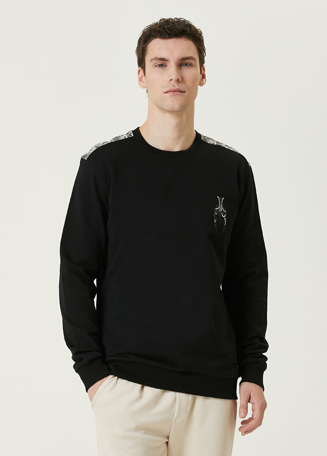 Bernotti Siyah Logo Detaylı Basic Sweatshirt
