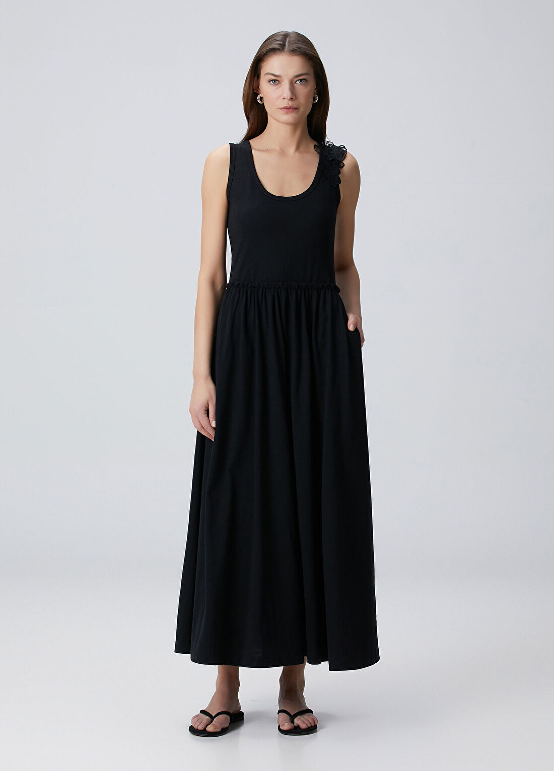 Beymen Collection Siyah Orkide Aksesuar Detaylı Midi Elbise