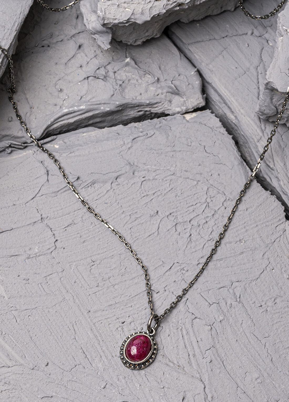 Dunkel Design Quartz Ruby Taşlı 925 Ayar Gümüş Erkek Kolye görsel 2