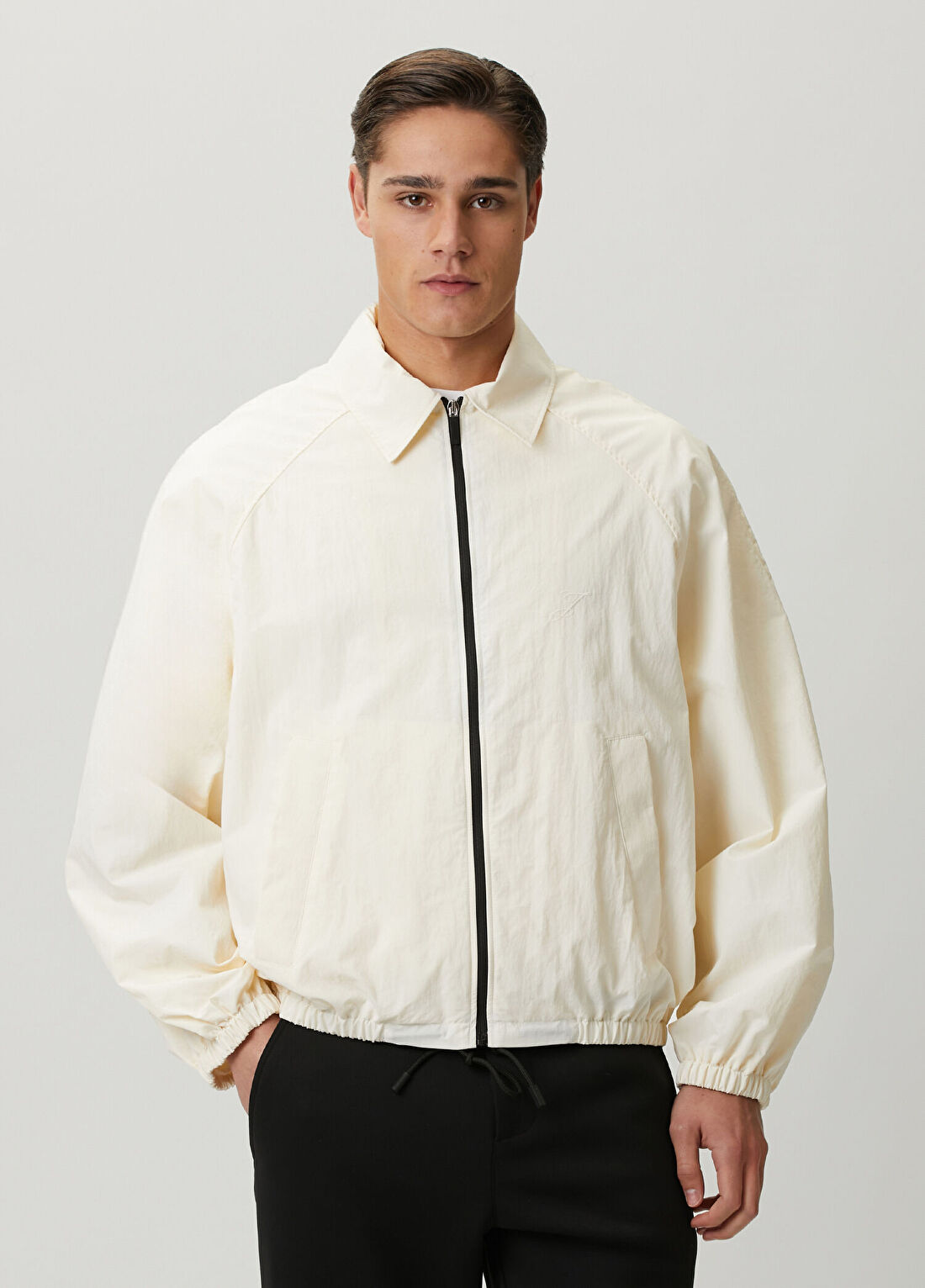 Jacquemus Beyaz Logo Nakışlı Yağmurluk görsel 4