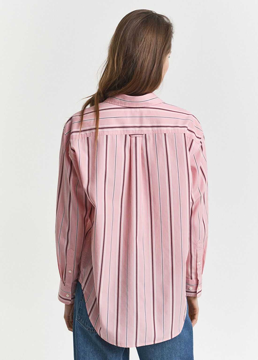 Gant Pembe Çizgili Klasik Yaka Relaxed Fit Uzun Kollu Kadın Gömlek görsel 3