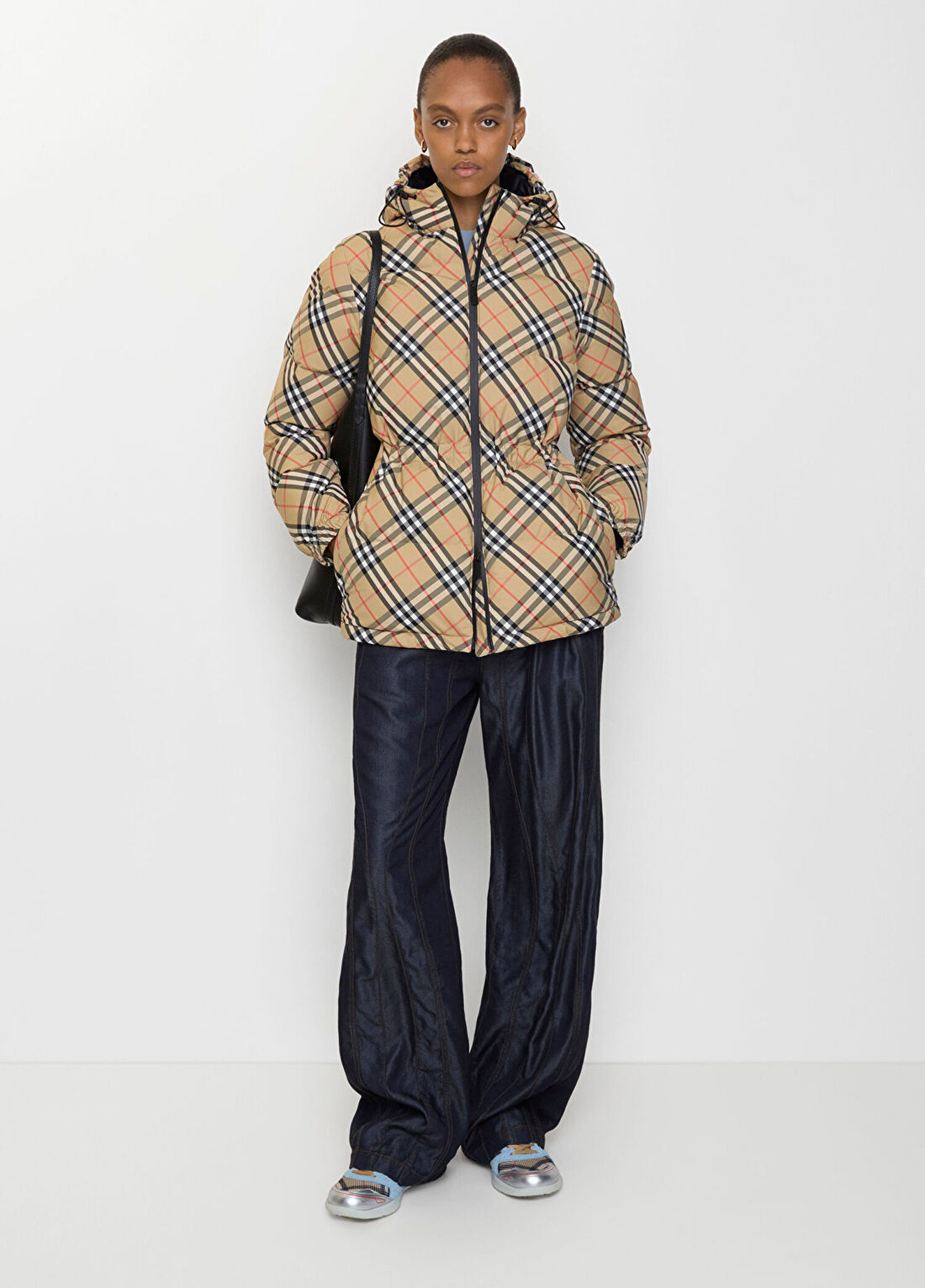 Burberry Keswick Bej Ekose Desenli Kapüşonlu Kadın Şişme Mont görsel 2