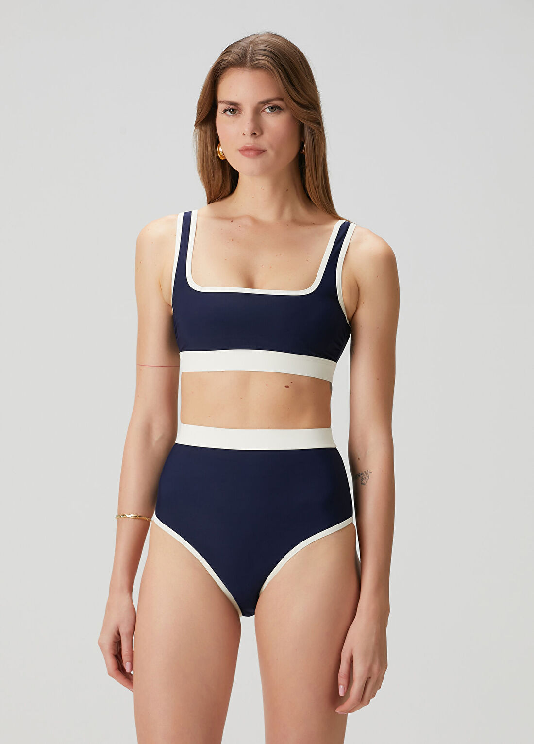 Bondi Born Hayden Lacivert Beyaz Bikini Üstü