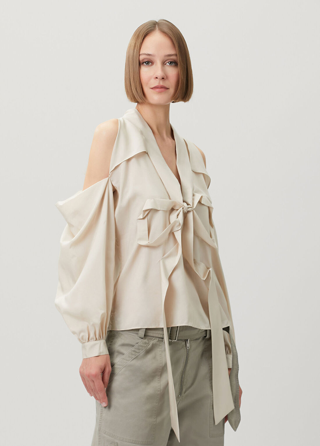 Acne Studios Bej Omzu Açık Bluz