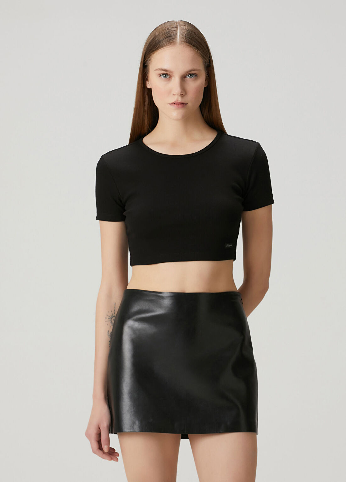 Les Benjamins Siyah Crop T-shirt görsel 3