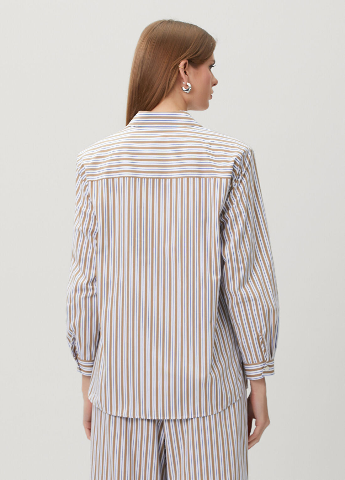 Amour et Naturel Kahverengi Çizgili Vatkalı Oversize Poplin Gömlek görsel 4