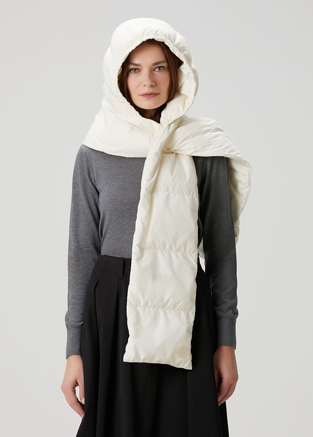 Moncler Beyaz Kapüşonlu Kadın Puffer Atkı görsel 4