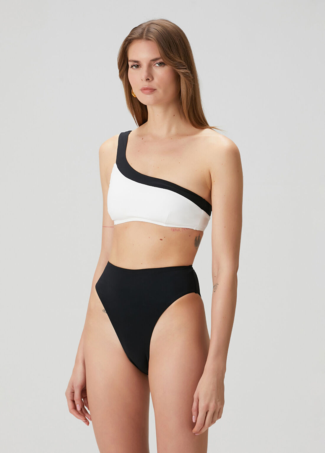 Jets Swimmear Siyah Beyaz Tek Omuzlu Bikini Üstü