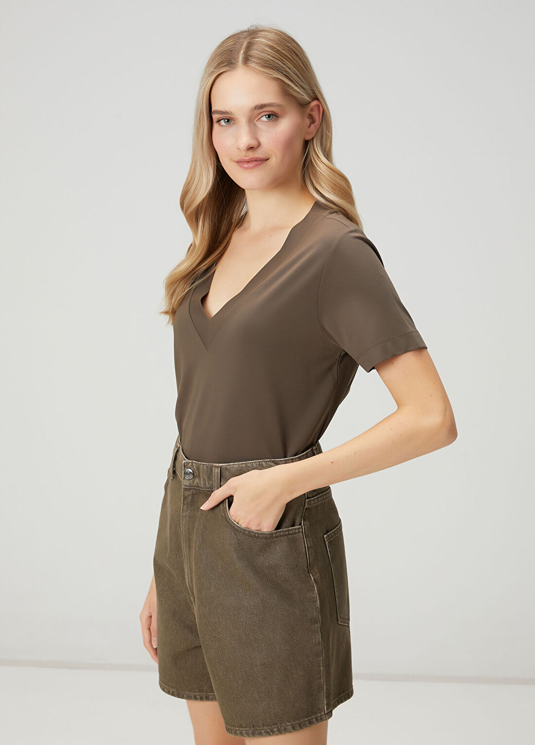 Beymen Club Haki Yanı Yırtmaçlı Basic T-shirt