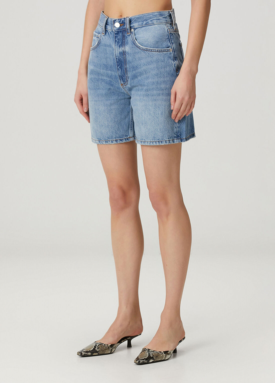 Anine Bing Heath Mavi Denim Şort görsel 3