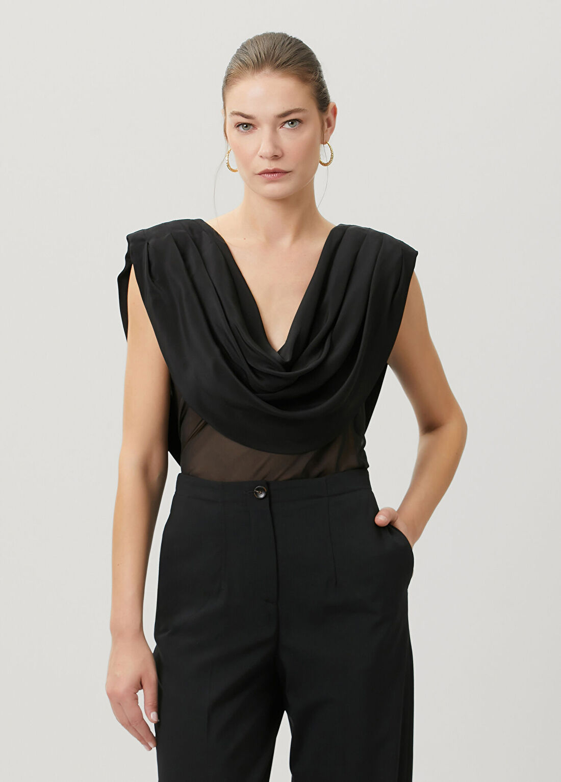 La Collection Marcia Siyah Drapeli İpek Bluz