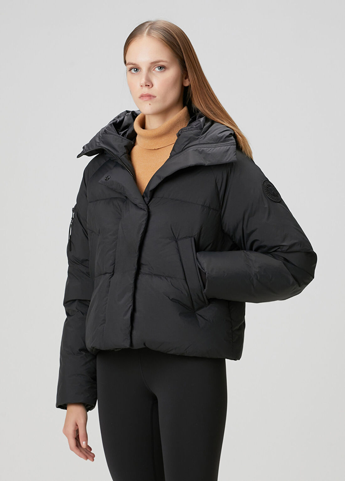 Canada Goose Chilliwack Siyah Kapüşonlu Puffer Mont görsel 3
