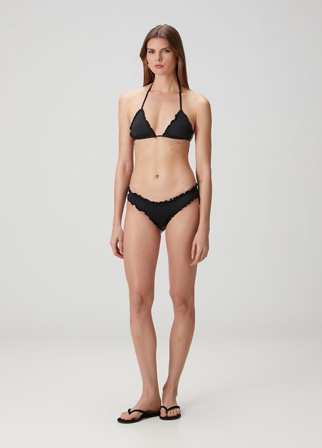 Frankie's Bikinis Nick Siyah Fırfırlı Üçgen Bikini Üstü görsel 2