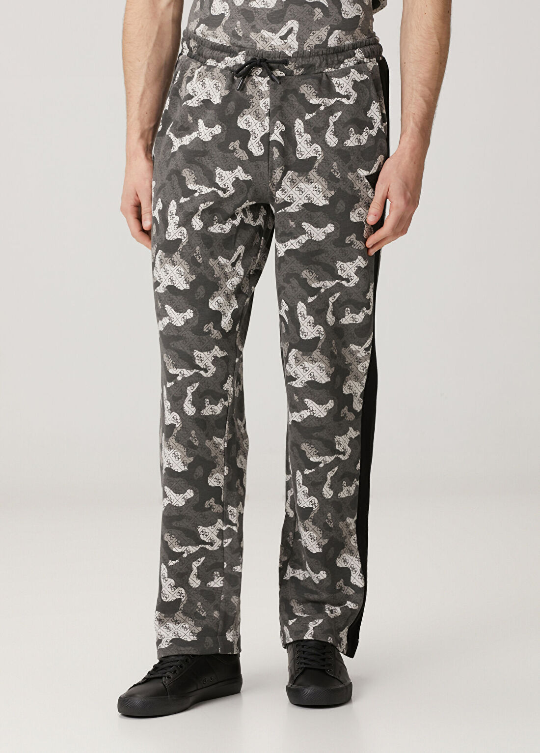Guess Gri Kamuflaj Desenli Logolu Eşofman Altı görsel 2