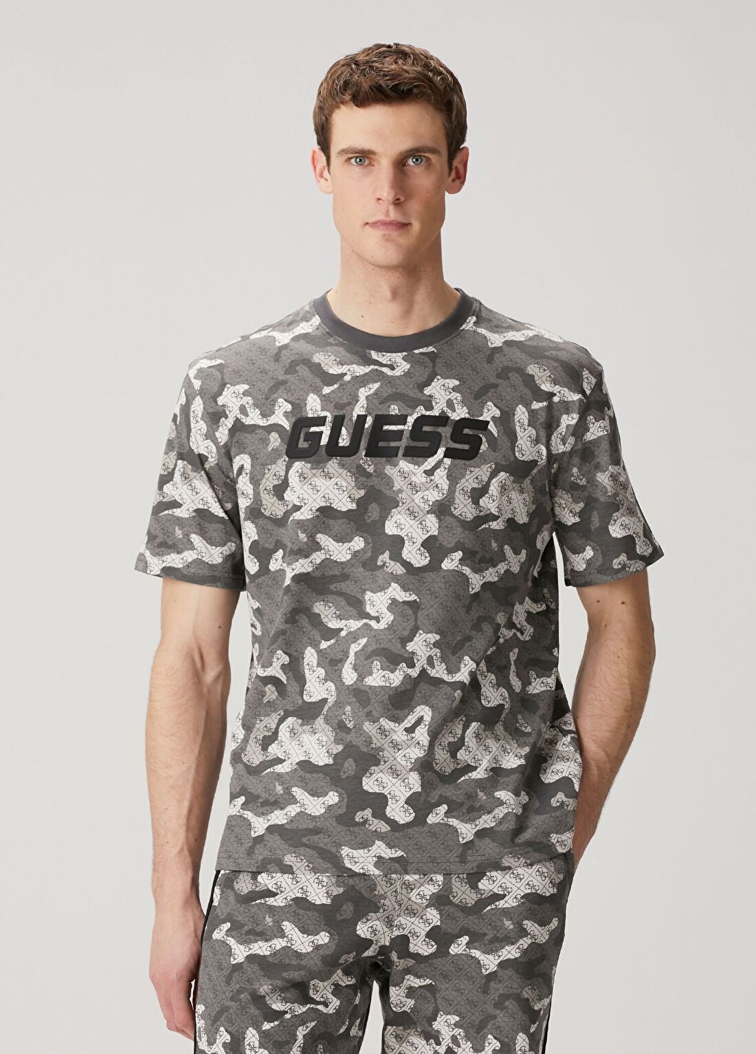 Guess Gri Kamuflaj Desenli Logolu T-shirt