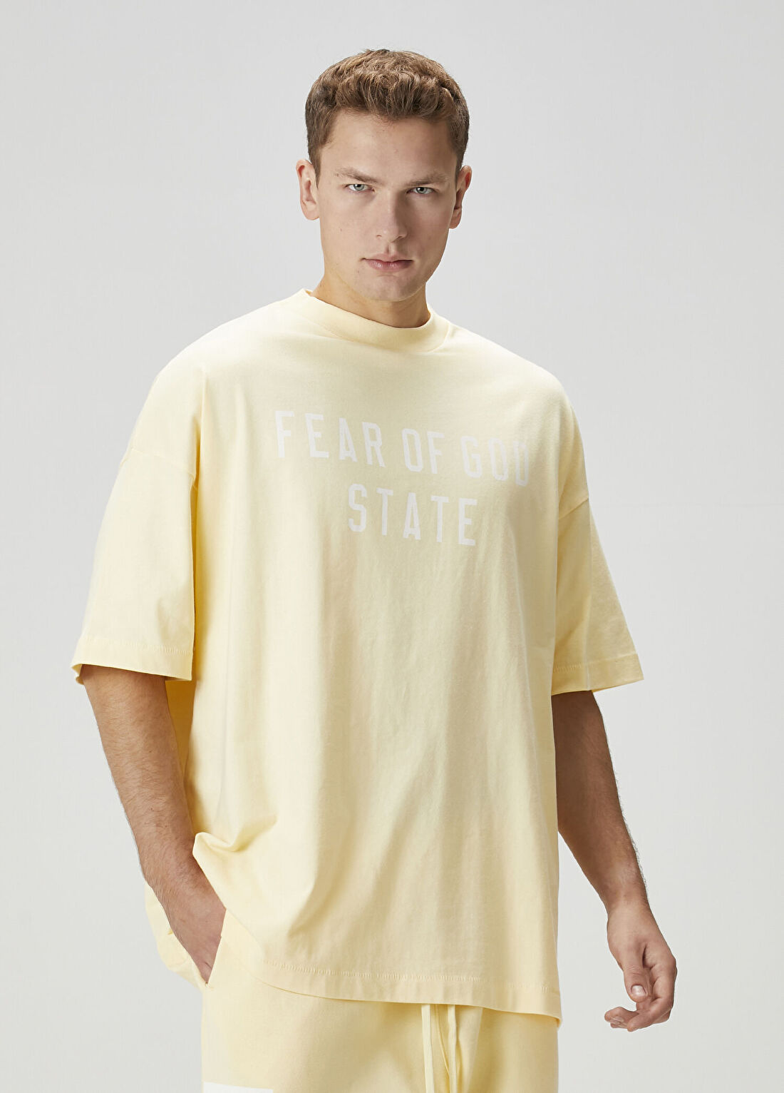 Fear Of God Essentials Sarı Logo Baskılı T-shirt