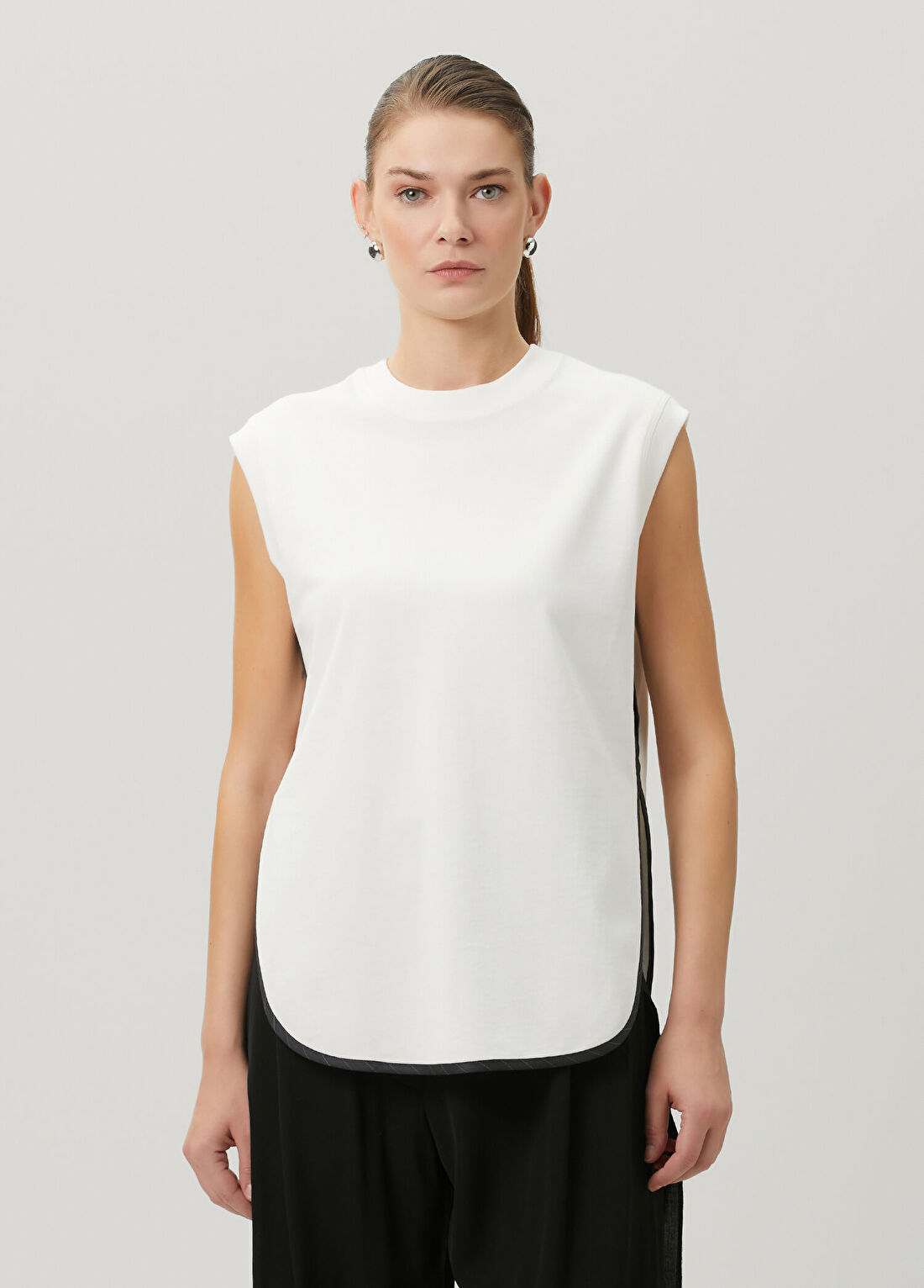 Litkovska Beyaz Biyeli Kolsuz T-shirt