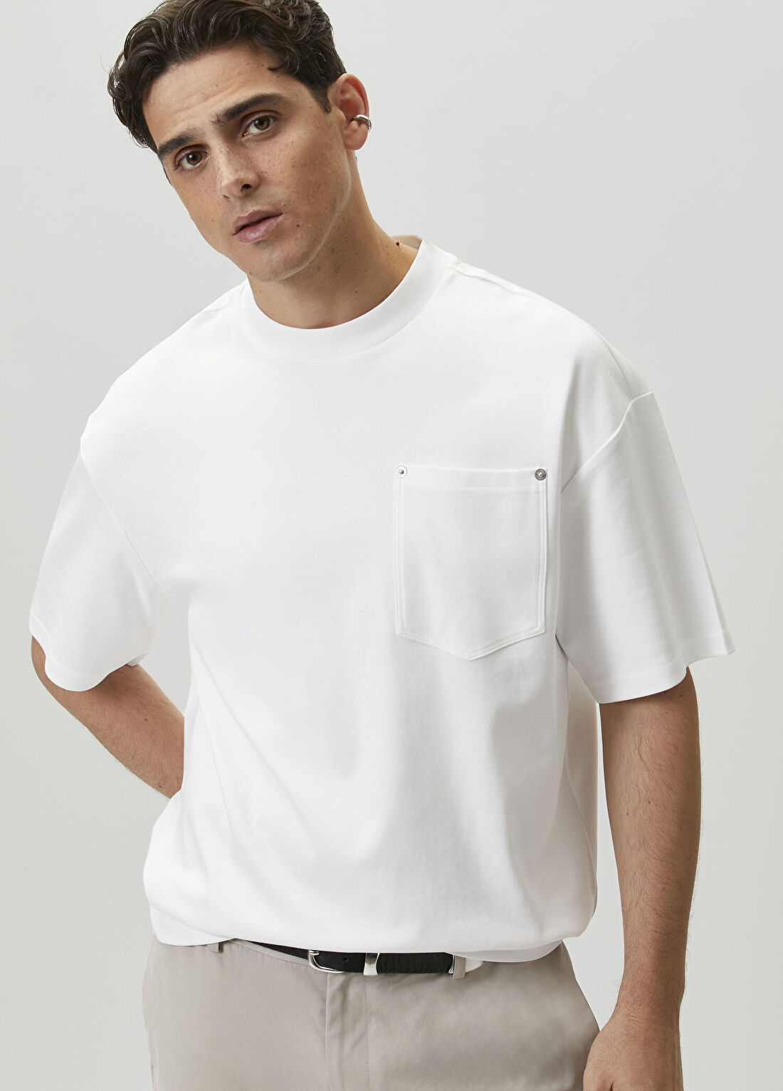 Academia Beyaz Cep Detaylı T-shirt