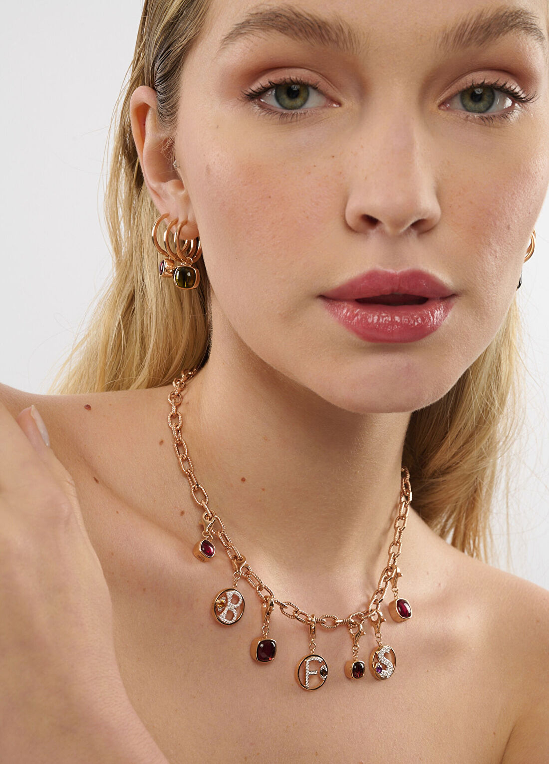 Meri Krutzo Mini “C” Harfli Charm Pırlanta Mor Ametist Taşlı 14 Ayar Pembe Altın görsel 2