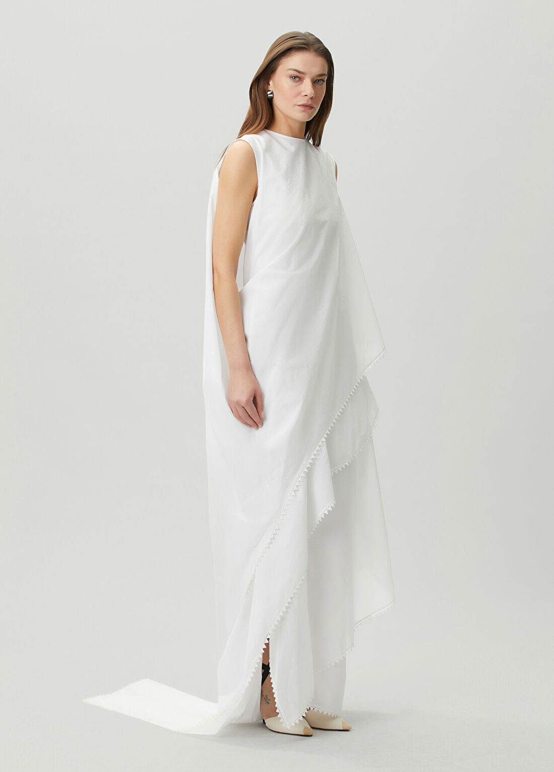 Jacquemus Beyaz Fırfırlı Maksi Asimetrik Elbise görsel 2