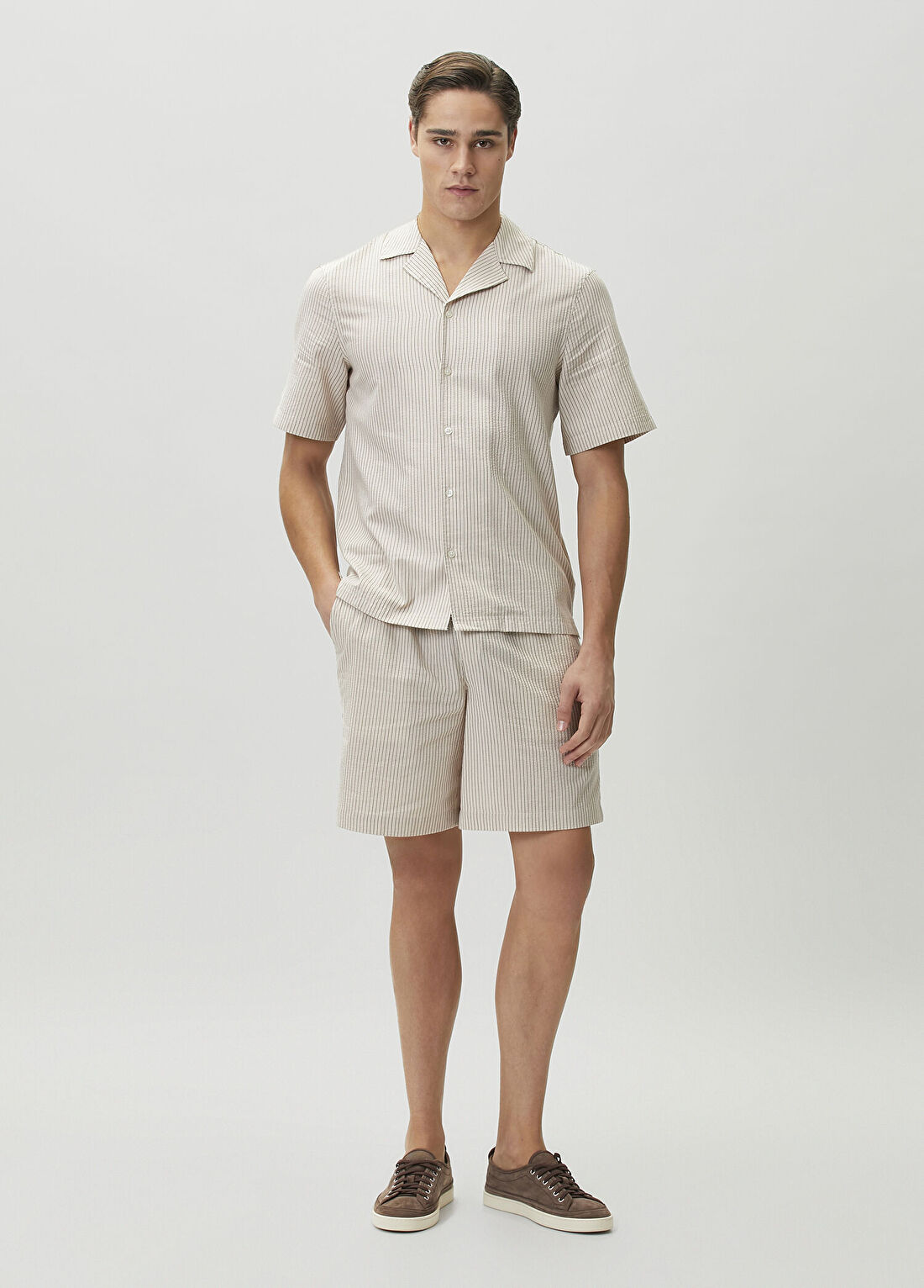 Guess Regular Fit Krem Çizgi Desenli Şort