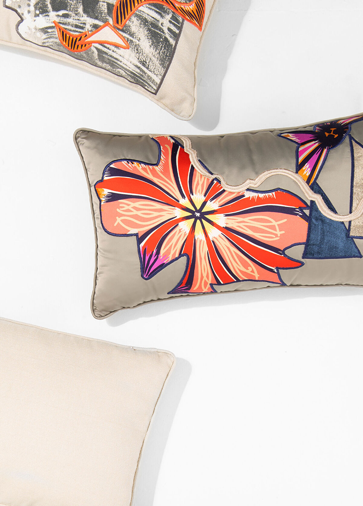 Alpaq Studio Aplik Detaylı Çok Renkli İpek Kırlent 40 x 60 cm - 3