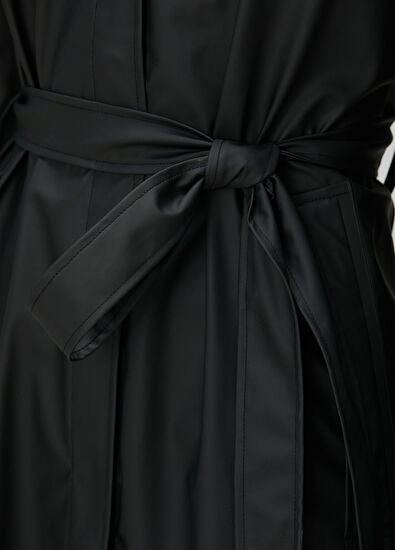 Siyah Kapüşonlu Beli Kuşaklı Yağmurluk - Görsel 6