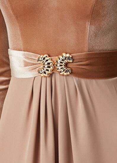 ZEYNEP ERDOGAN Bej Kadife Kayık Yaka Uzun Kollu Kadın Abiye Elbise - 5