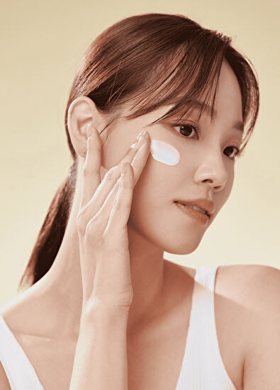 Dalbam Cypress Silky Sunscreen Aydınlatıcı Nemlendirici Yaşlanma Karşıtı SPF50 Yüz Güneş Kremi 50 ml - 3