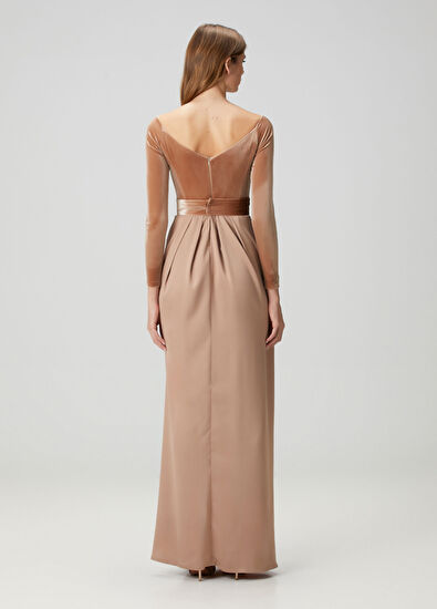 ZEYNEP ERDOGAN Bej Kadife Kayık Yaka Uzun Kollu Kadın Abiye Elbise - 4