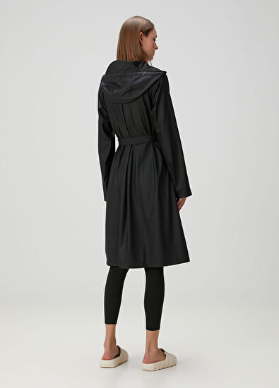 Siyah Kapüşonlu Beli Kuşaklı Yağmurluk - Görsel 5