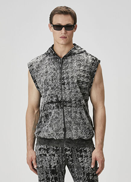 Gri Kapüşonlu Motifli Yelek