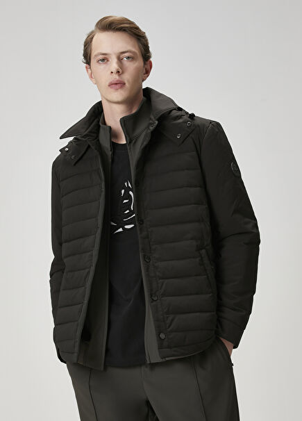 Siyah Kapüşonlu Kapitoneli Mont