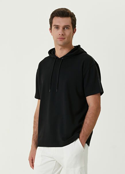 Siyah Kapüşonlu Kaz Şeritli Kısa Kollu Sweatshirt