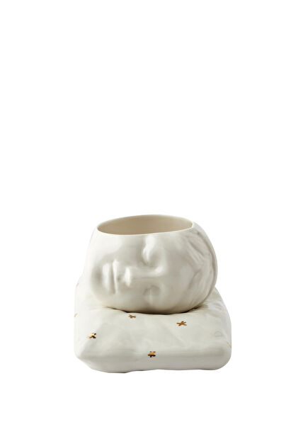 Uyuyan Güzel Porselen Fincan ve Krem Rengi Dekoratif Yastık