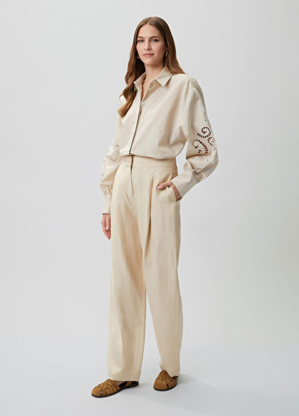 Bright linen trousers with beige belt