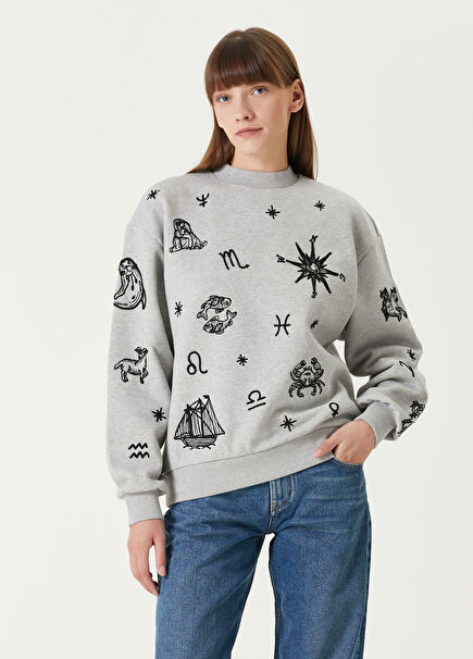 Gri Dik Yaka Nakışlı Sweatshirt