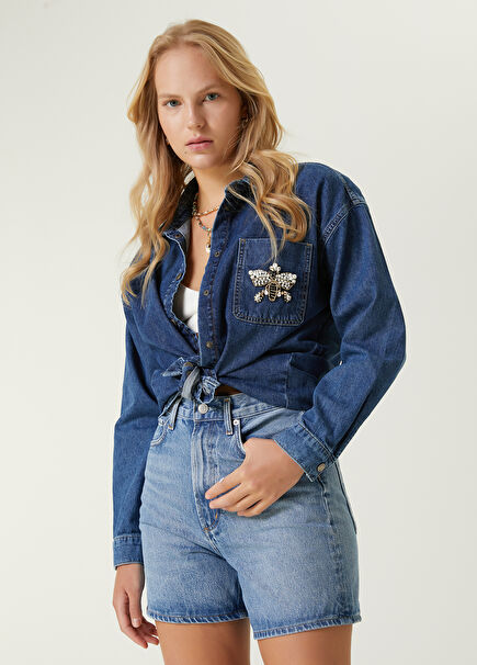 Mavi Cebi Broş Detaylı Denim Gömlek