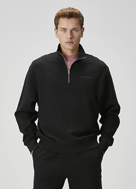 Siyah Yakası Fermuarlı Sweatshirt
