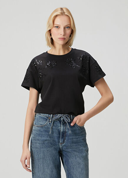Kelly Boxy Siyah İşlemeli T-shirt