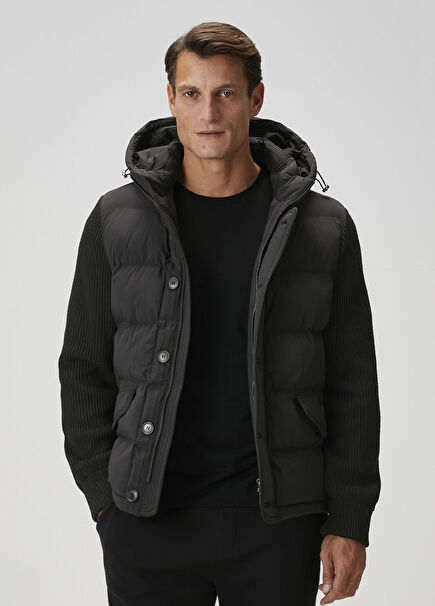 Siyah Kapüşonlu Kapitoneli Mont