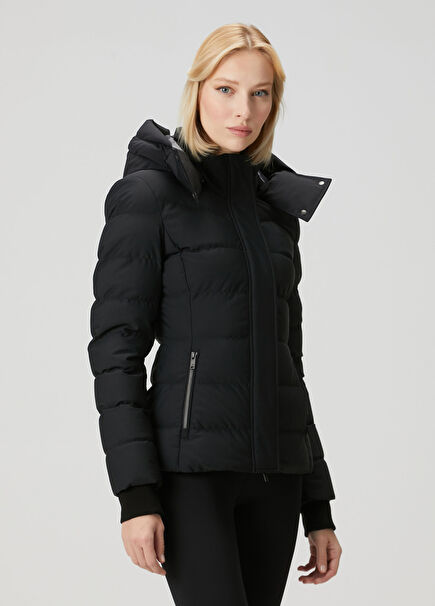 Siyah Kapüşonlu Kapitoneli Mont