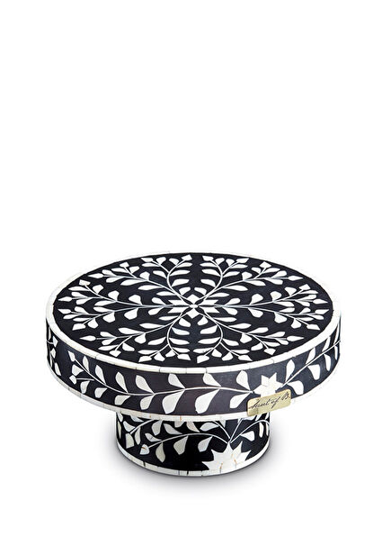 Çiçek Desenli Siyah Sedef Kakmalı Pasta Sunumu