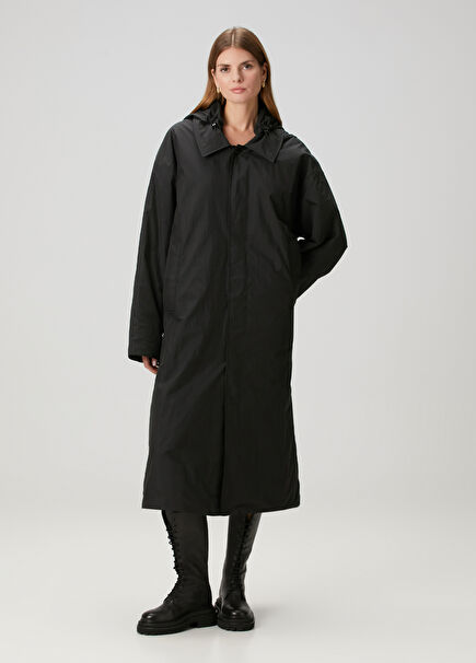 Siyah Kapüşonlu Pardösü