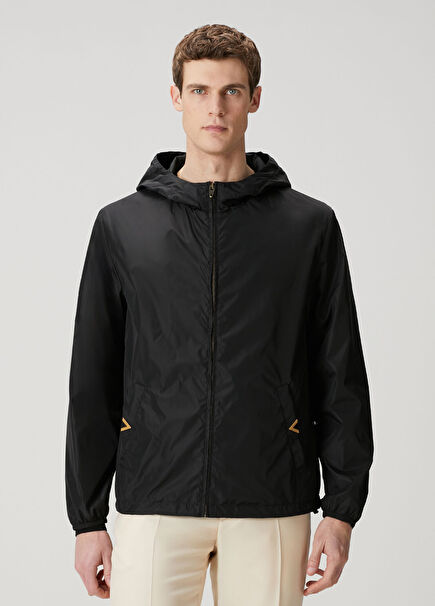 Siyah Kapüşonlu Yağmurluk