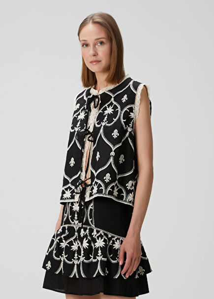 Siyah Çiçek Nakışlı Bluz