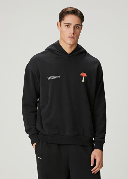 Siyah Kapüşonlu Mantar Baskılı Sweatshirt