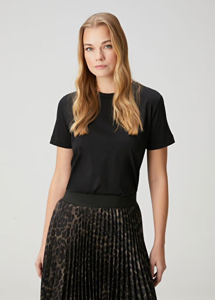 Siyah Logo Detaylı Basic T-shirt