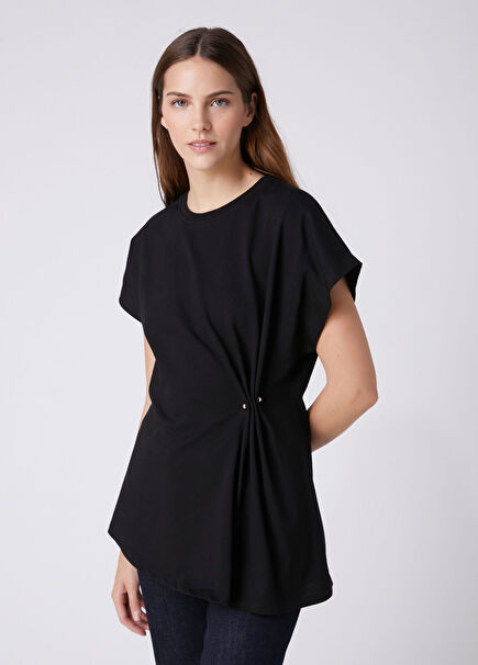 Black Brooch Detailed T-Shirt